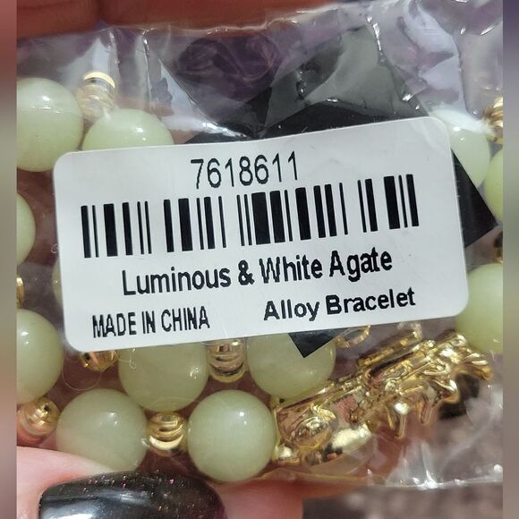 Pixiu Feng Shui White Agate and Luminous Beaded Bracelet - Picture 8 of 12